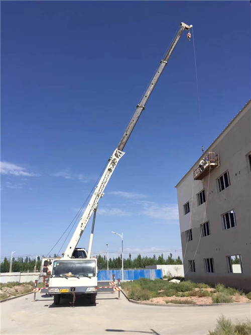 宝清县“轻装强干”—— 吊车的 “轻量化臂架” 技术